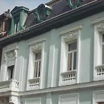 La Maison Bleue De Bed & Breakfast 3*