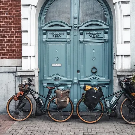 La Maison Bleue De Bed & Breakfast 3*