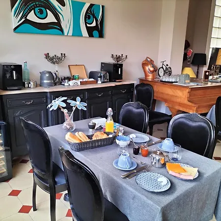La Maison Bleue De Bed & Breakfast 3*
