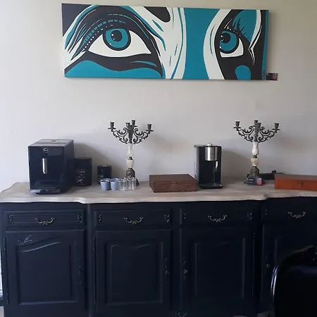 La Maison Bleue De Bed & Breakfast