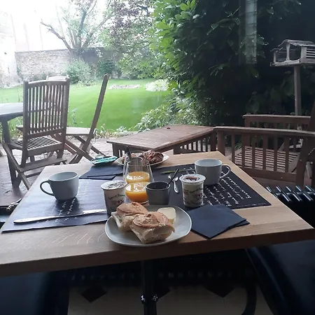 La Maison Bleue De Bed & Breakfast 3*